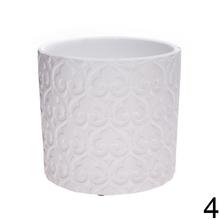 Biely keramický kvetináč s dekoratívnym vzorom.