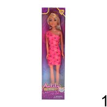 Bábika v šatách s rôznymi vzormi