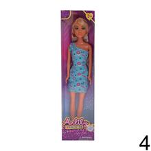 Bábika v šatách s rôznymi vzormi