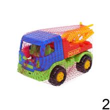 Farebný plastový nákladný automobil s rôznymi detailmi.