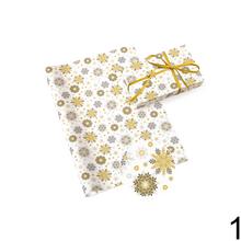 Vianočné baliace papiere v rôznych farbách a vzoroch.