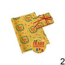 Vianočné baliace papiere v rôznych farbách a vzoroch.