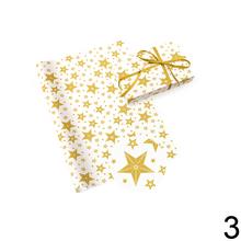 Vianočné baliace papiere v rôznych farbách a vzoroch.