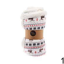 Vianočný prehoz s motívom stromčekov a sobov.