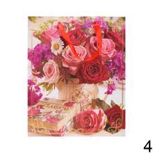 Darčeková taška s kvetinovým motívom.