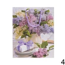 Darčeková taška s kvetinovým vzorom.