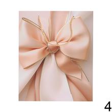 Darčeková taška s mašľou v rôznych farbách.