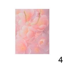 Darčeková taška s kvetinovým vzorom a trblietkami.