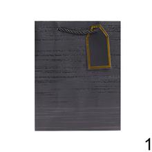 Darčeková taška s pruhovaným vzorom a zlatými detailmi.