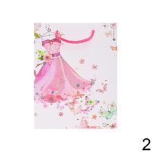 Darčeková taška s motívom šiat a motýľov.