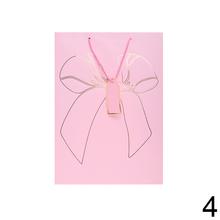 Darčeková taška s mašľou v rôznych farbách.