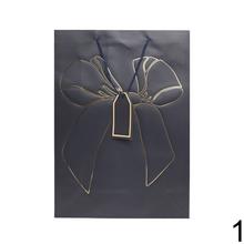 Darčeková taška s mašľou v rôznych farbách.