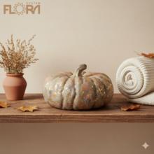 Keramická tekvica s dekoratívnym povrchom.