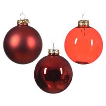 Sada červených sklenených vianočných gúľ.