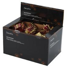 Ozdoba vianočného darčeka v dvoch farbách, červená a zlatá.