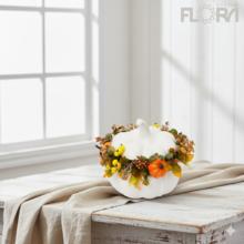 Jesenné aranžmá s tekvicami a kvetinovými dekoráciami.