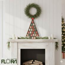 Adventný kalendár v tvare stromčeka s červenými a zelenými domčekmi.