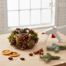 Svietnik s šiškami a bobuľkami v zelenej farbe.