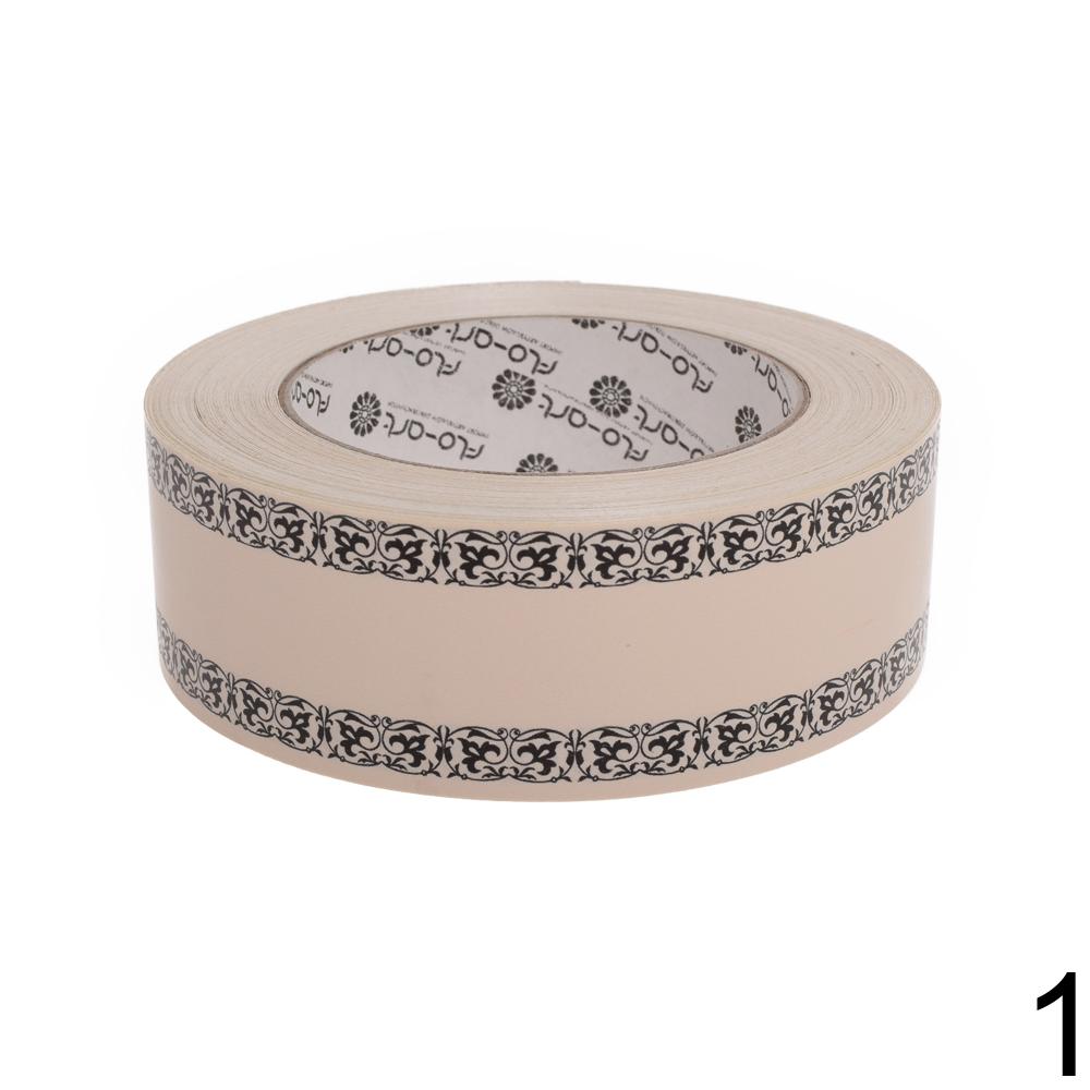 Smuteční stuha s černým vzorem na bílém pozadí.