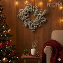 Vianočný veniec z borovice s osneženým vzhľadom, priemer 45 cm.