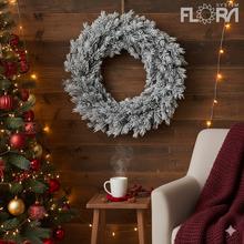 Vianočný veniec z čečiny so zasneženými šiškami.