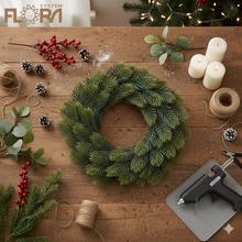 Zelený vianočný veniec s čečinou, priemer 40 cm.