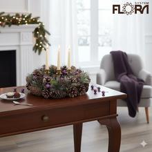 Vianočný veniec so šiškami a fialovými ozdobami.