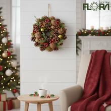 Vianočný veniec so šiškami, čečinou a jablkami.