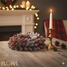 Vianočný veniec so šiškami a bobuľami, priemer 30 cm.