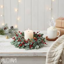 Vianočný veniec s ihličím a červenými bobuľami.