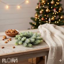 Vianočný veniec z čečiny s umelými ihličkami.