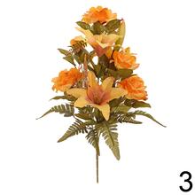 Kytica umelých kvetov s ľaliami a jesennými ružami.