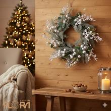 Veniec z čečiny a eukalyptu s bielymi bobuľkami a šípkami.