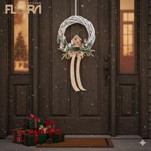 Vianočné aranžmá s dreveným domčekom a dekoráciami.