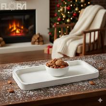 Biela drevená tácka s rozmermi 50x20x2,2 cm.