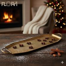 Hranatá zlatá tácka z kovu s úchytkami.