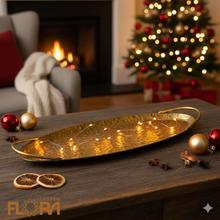 Oválna zlatá kovová tácka s rukoväťami.