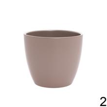 Sada keramických obalov na kvety v rôznych farbách.