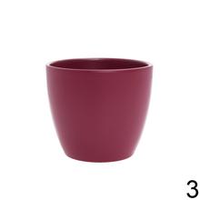 Sada keramických obalov na kvety v rôznych farbách.