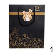 Darčeková taška s ornamentom v zlatej farbe.