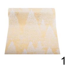 Vianočná stóla s motívom stromčekov v krémovej farbe.