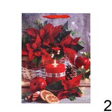 Vianočná darčeková taška s červenými kvetmi a sviečkou.