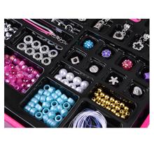 Sada náramkov s korálikmi a príveskami na výrobu šperkov.