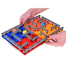 Bludisko dráha pre loptičky s farebnými guličkami.