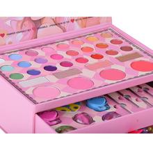 Veľká sada na líčenie s kozmetikou a šperkami pre dievčatá.