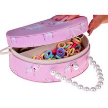 Očarujúca šperkovnica z ekokože so zrkadlom a vlasovými doplnkami v ružovej farbe.