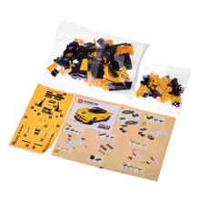 Žlté športové auto z technických blokov, 143 dielne, s nálepkami.