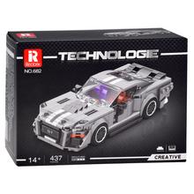 Šedé športové auto zo 60. rokov z technických blokov.