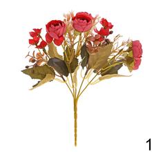 Kytica ranunculus s drobnými kvetmi a zeleňou, mix farieb.