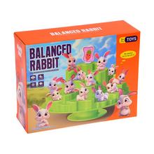 Arkádová hra s balancujúcimi zajačikmi na zelenom podklade.